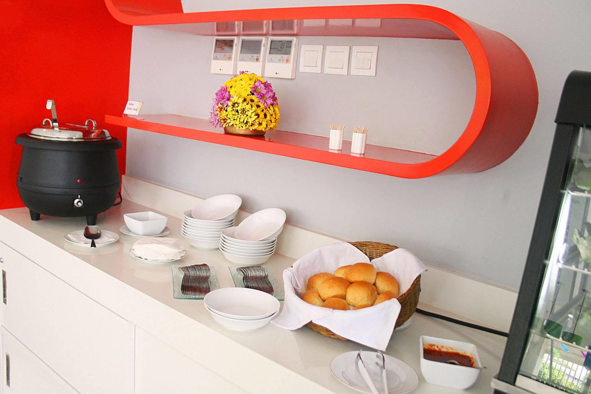 Pop! Hotel Kemang Giacarta Esterno foto
